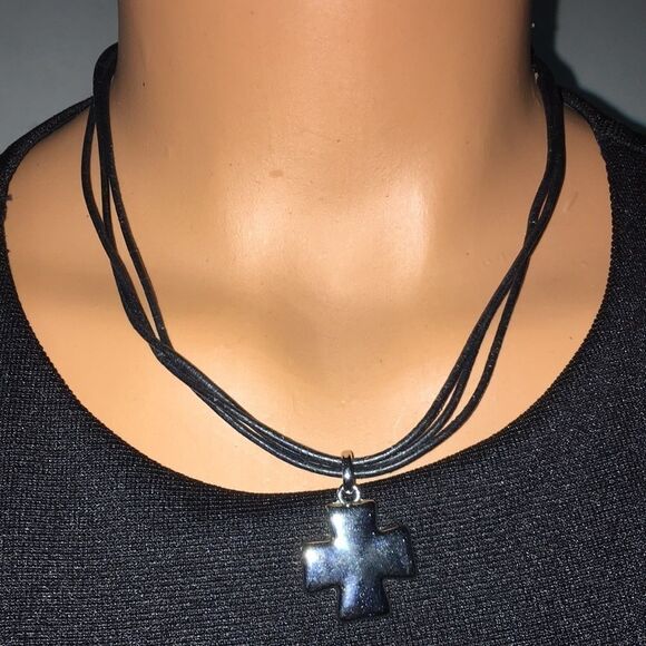 Chic SilverTone Equal-Armed Cross Pendant on Black Leather - Picture 4 of 9